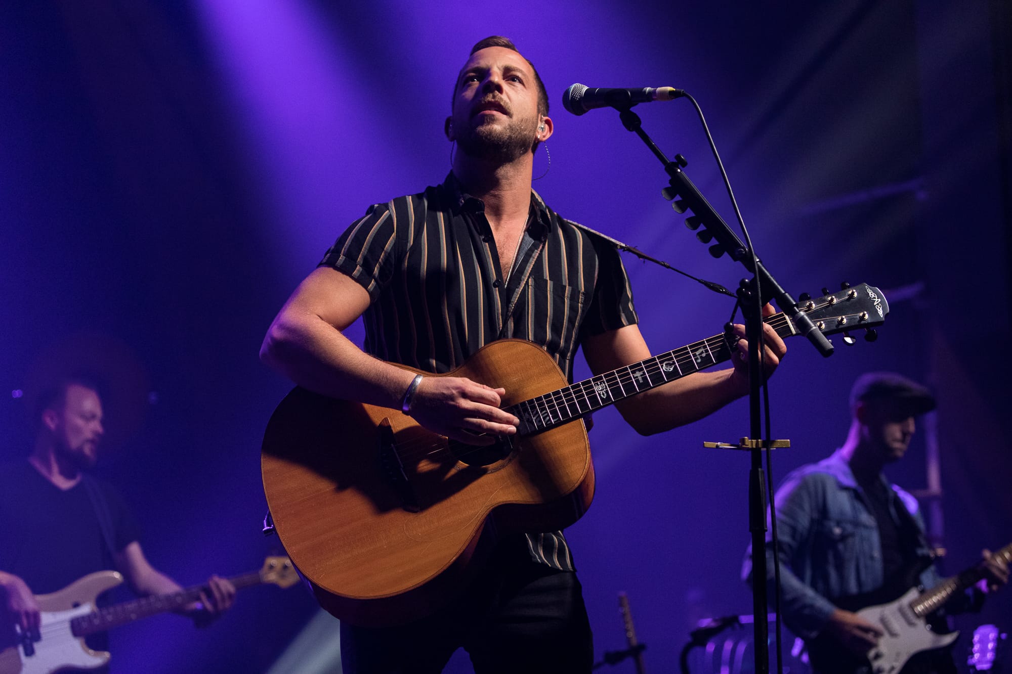 James Morrison mit Gitarre im Volkshaus Zürich.