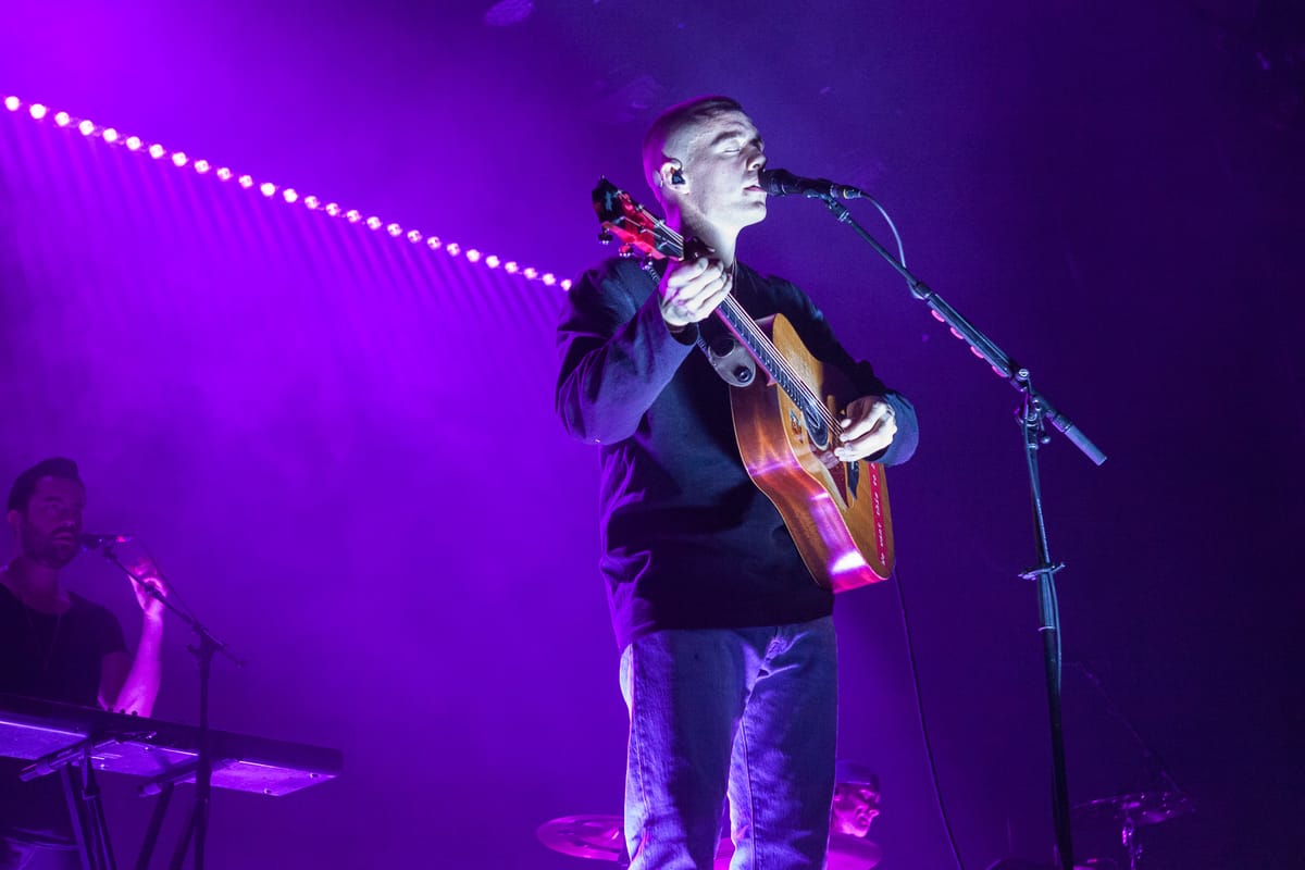 Bei Dermot Kennedy sorgt das Publikum für Ruhe im Saal